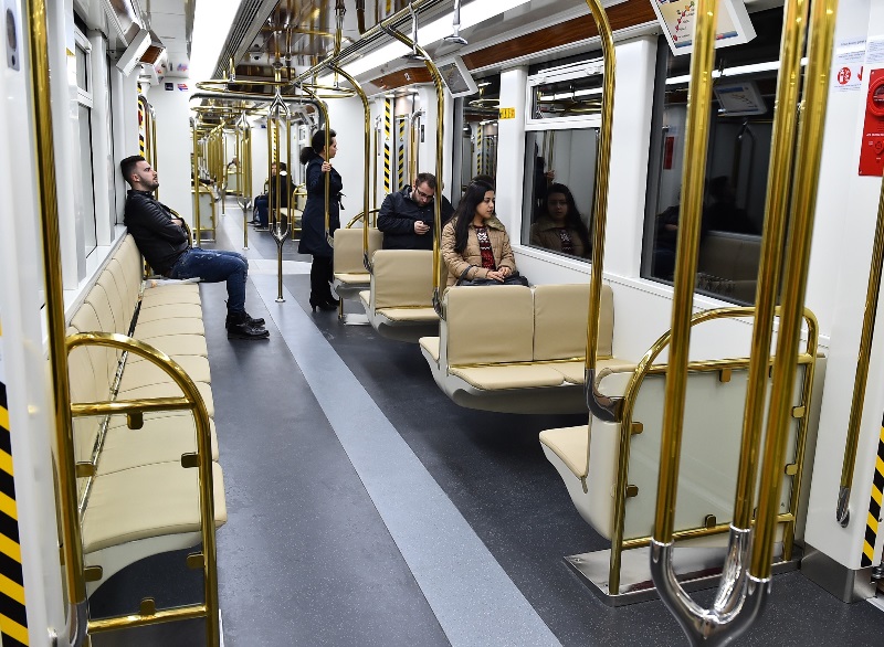 İzmir Metrosu'nda yat konsepti