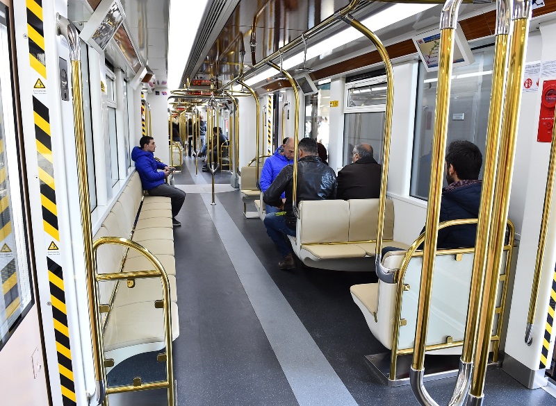 İzmir Metrosu'nda yat konsepti