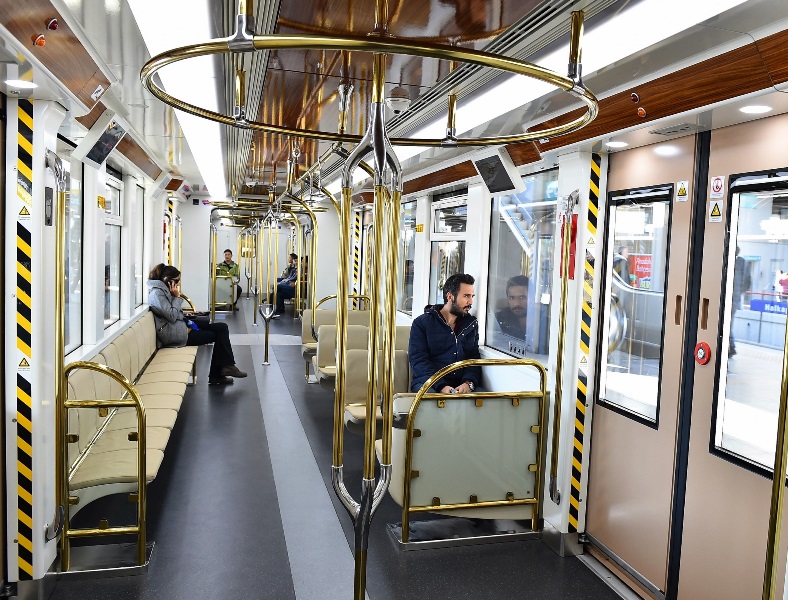 İzmir Metrosu'nda yat konsepti