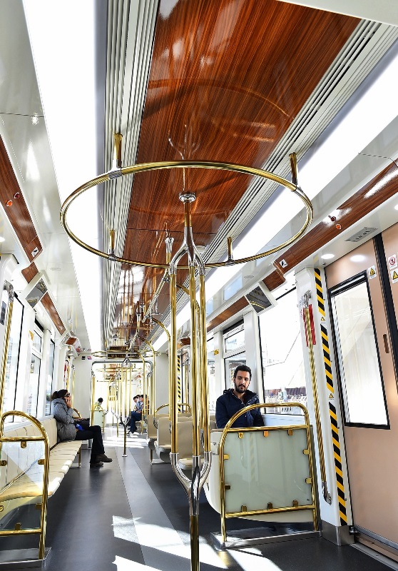 İzmir Metrosu'nda yat konsepti
