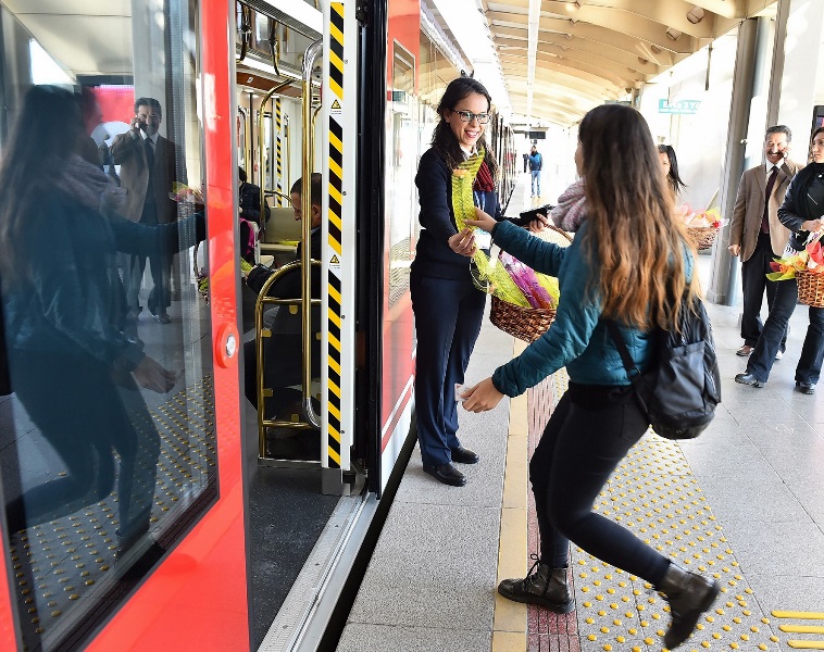 İzmir Metrosu'nda yat konsepti