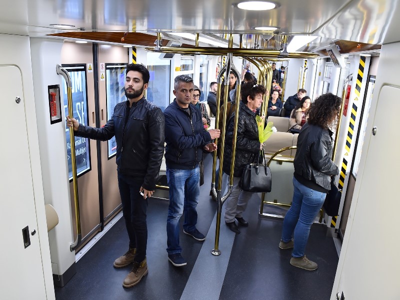 İzmir Metrosu'nda yat konsepti