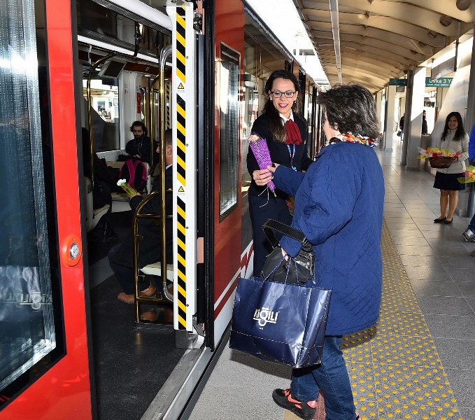 İzmir Metrosu'nda yat konsepti