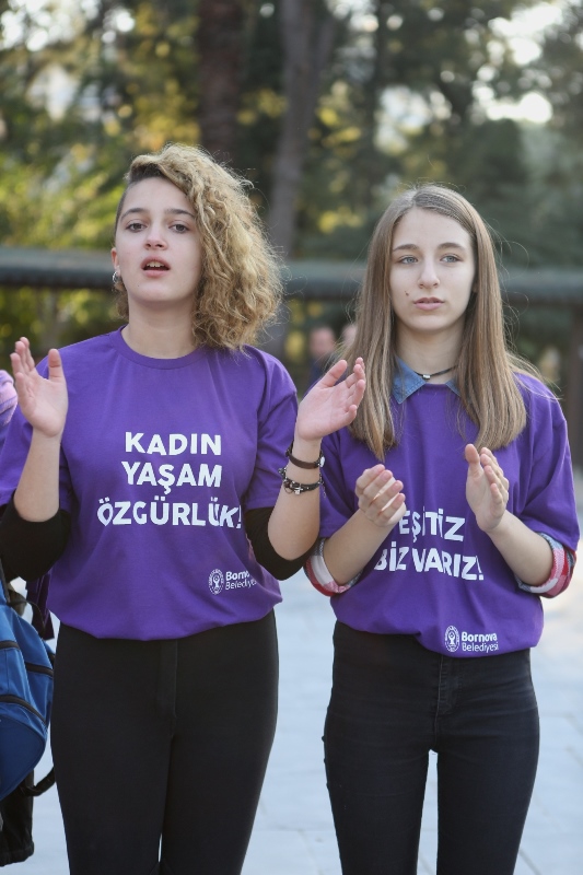 İzmirli kadınlardan 'Femine İşareti'