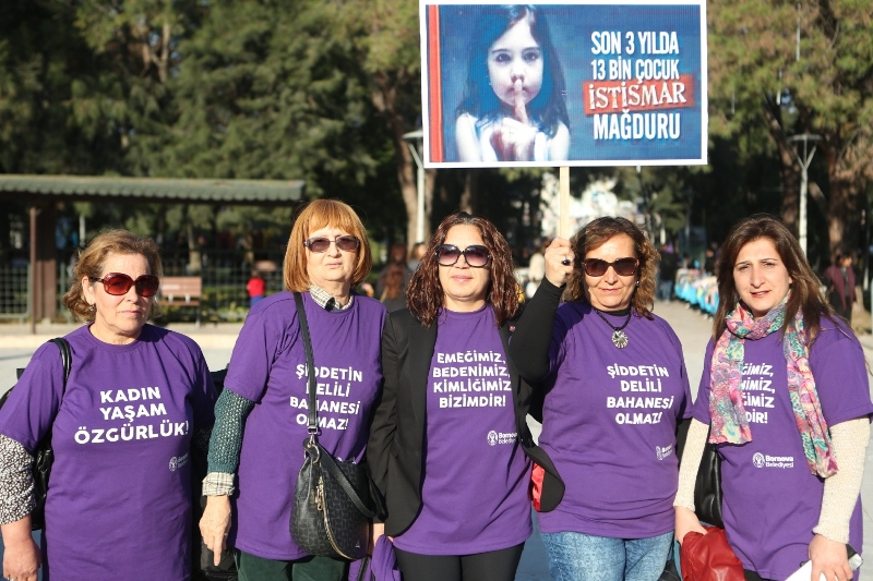 İzmirli kadınlardan 'Femine İşareti'