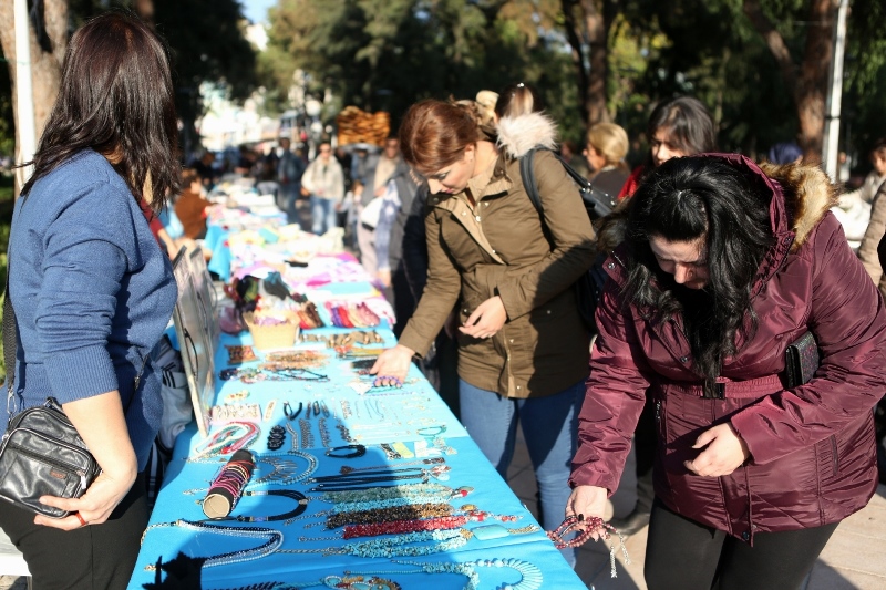 İzmirli kadınlardan 'Femine İşareti'