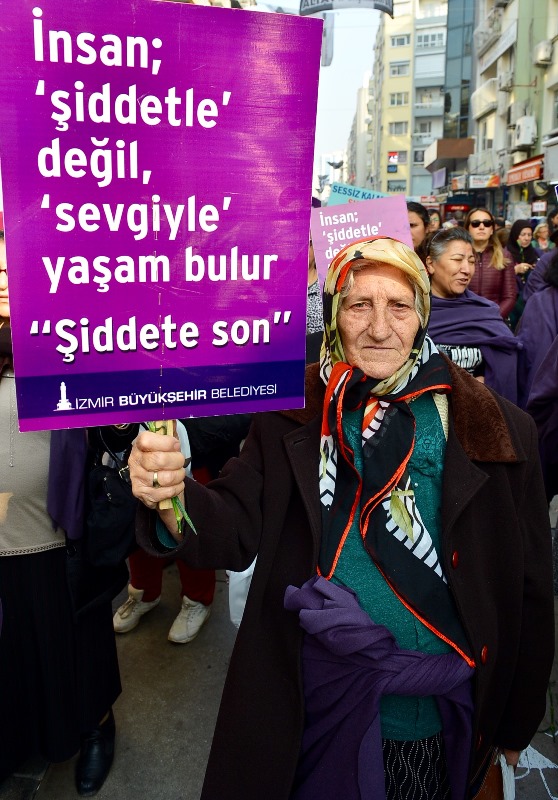 İzmirli kadınlar şiddete karşı yürüdü