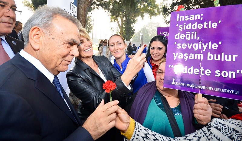 İzmirli kadınlar şiddete karşı yürüdü