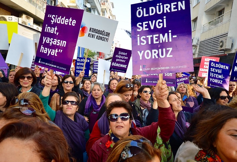 İzmirli kadınlar şiddete karşı yürüdü