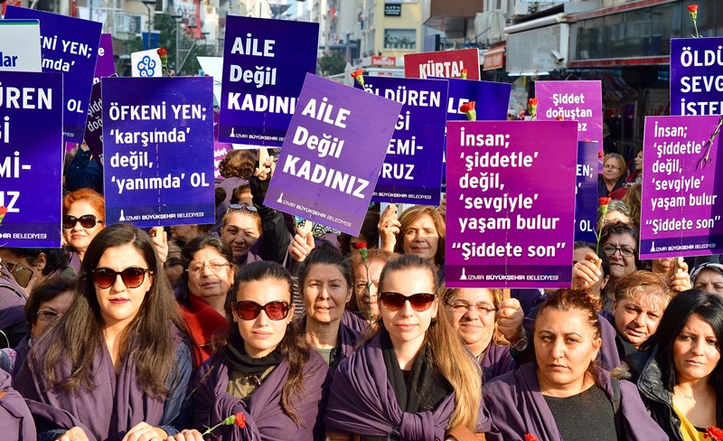 İzmirli kadınlar şiddete karşı yürüdü