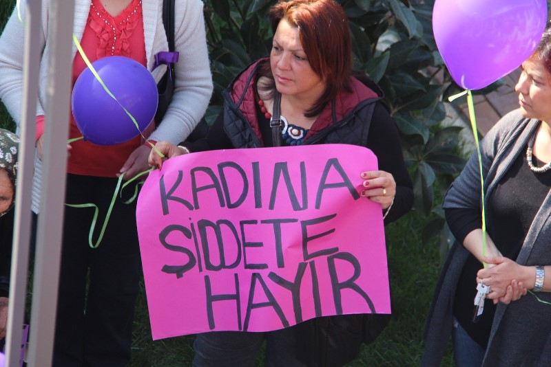 İzmirli kadınlar şiddete karşı yürüdü