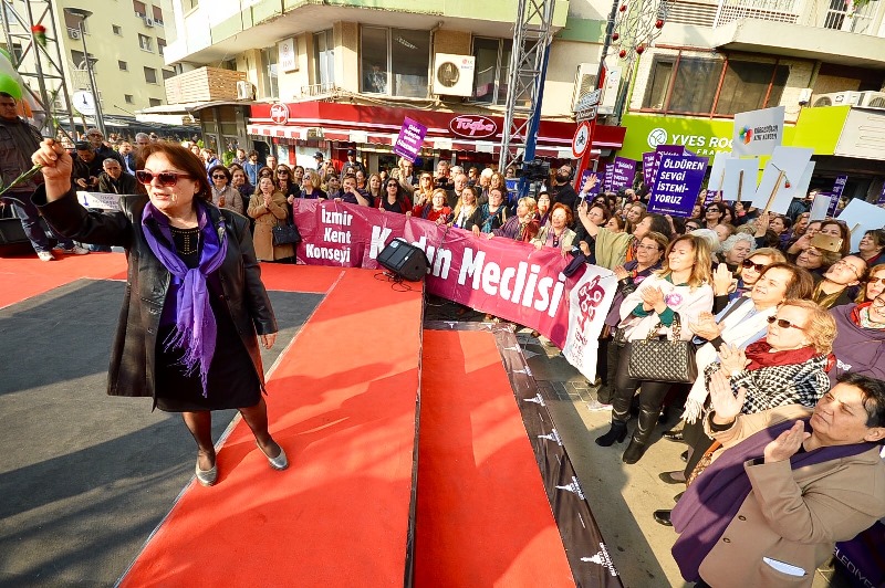 İzmirli kadınlar şiddete karşı yürüdü