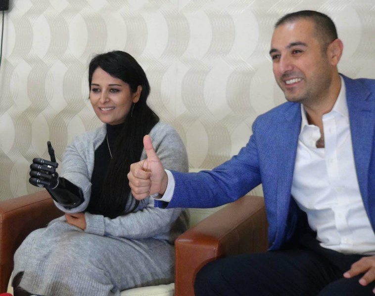 Biyonik eliyle hayata üçüncü kez dokundu