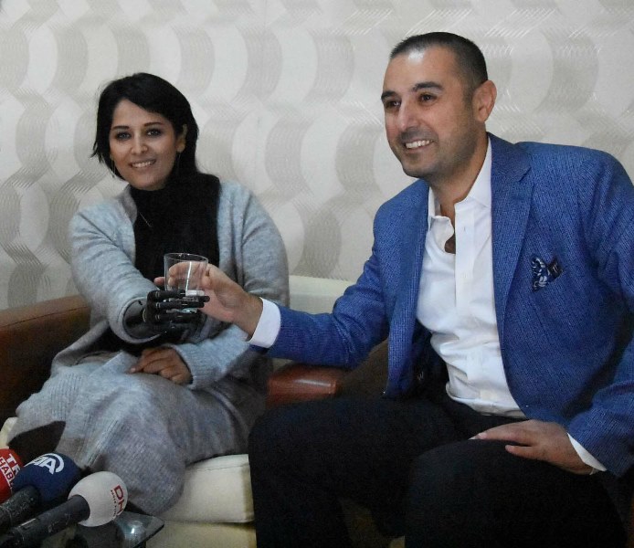 Biyonik eliyle hayata üçüncü kez dokundu
