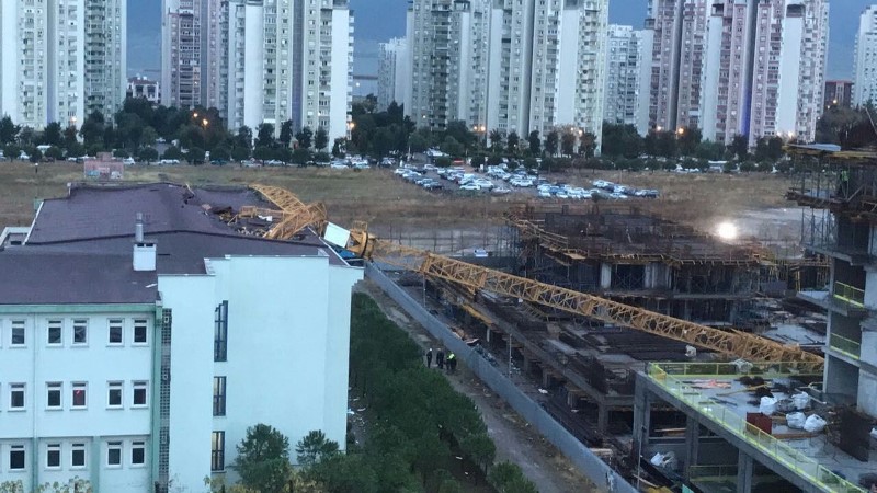 Vinç okulun üzerine devrildi...