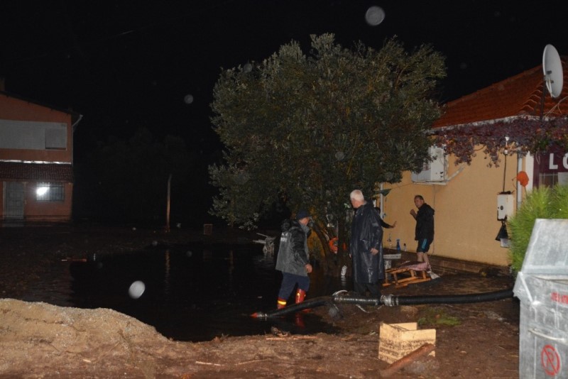 Dikili yağmura teslim oldu
