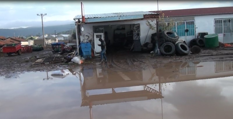 Dikili yağmura teslim oldu