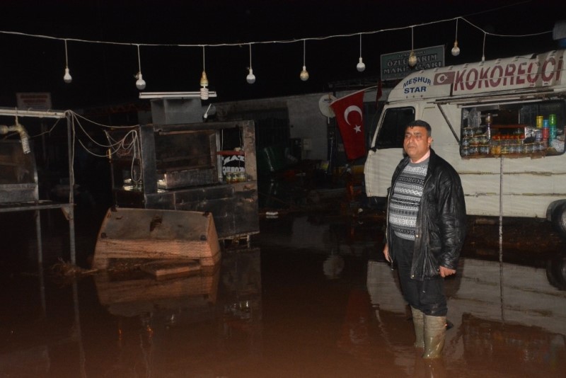 Dikili yağmura teslim oldu