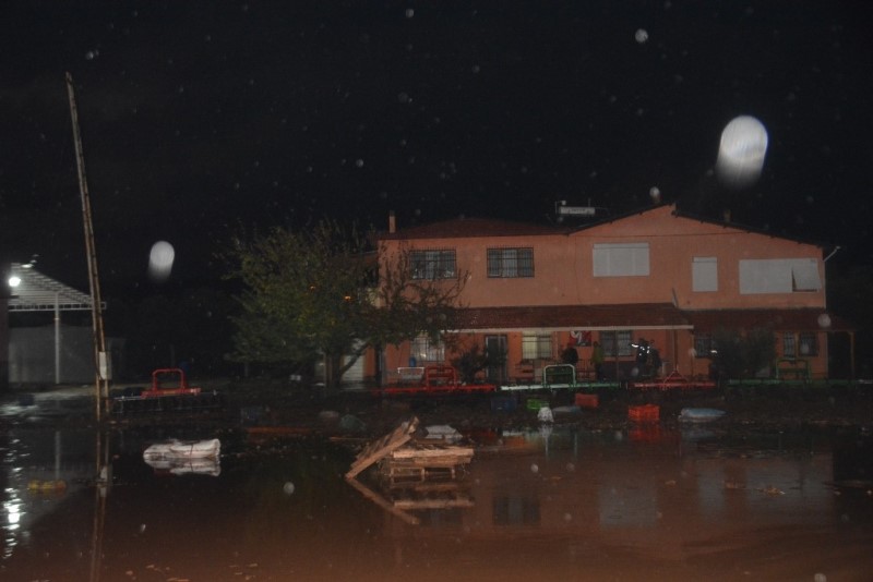Dikili yağmura teslim oldu