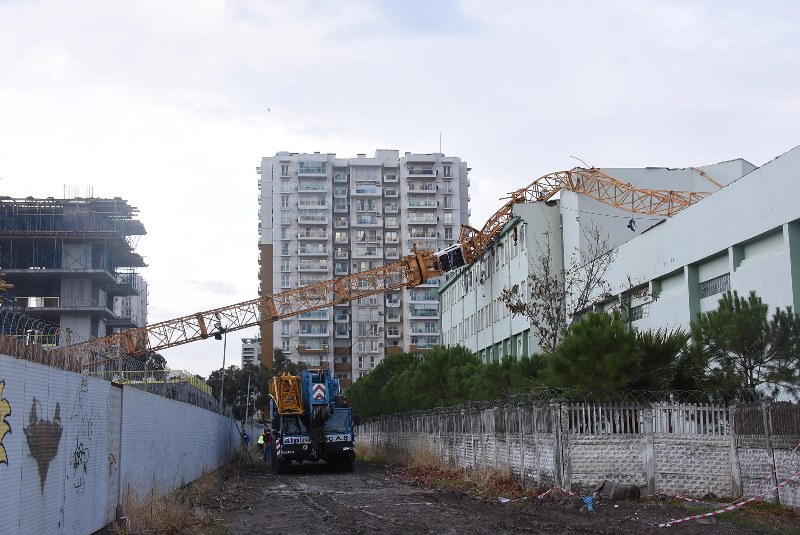 Vinç okulun üzerine devrildi...