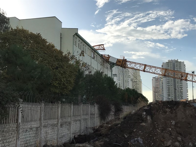Vinç okulun üzerine devrildi...