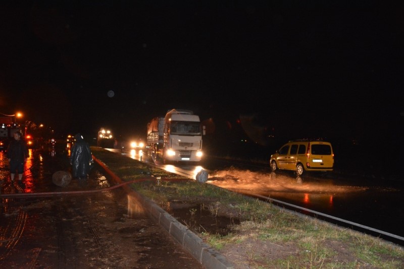 Dikili yağmura teslim oldu