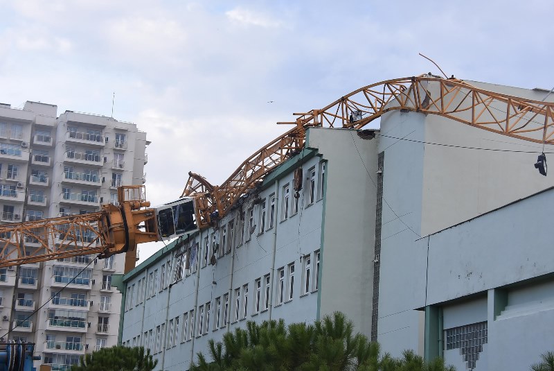 Vinç okulun üzerine devrildi...