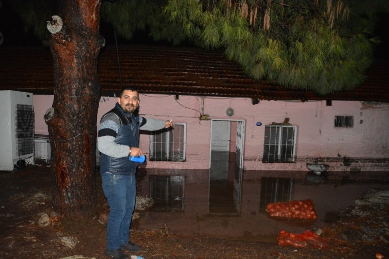 Dikili yağmura teslim oldu