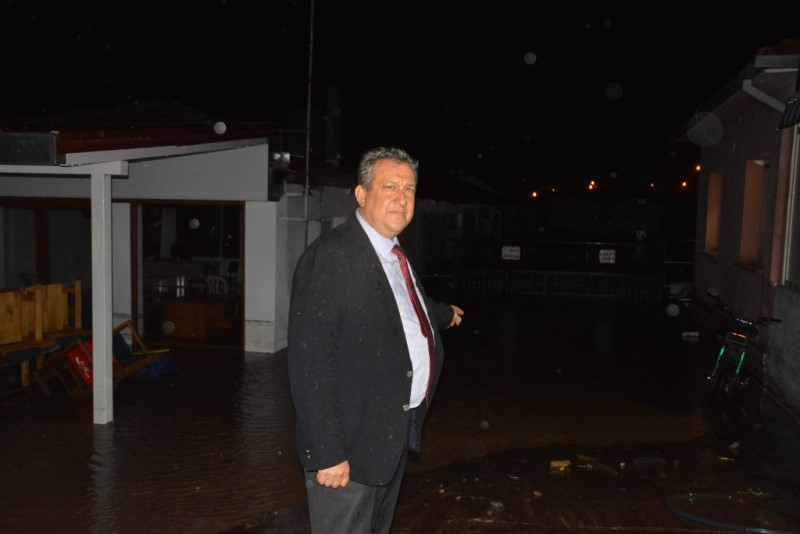 Dikili yağmura teslim oldu