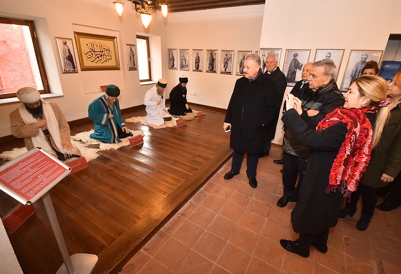 Emir Sultan görücüye çıktı