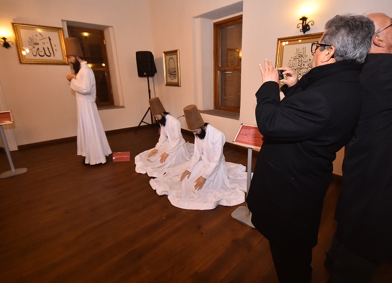 Emir Sultan görücüye çıktı