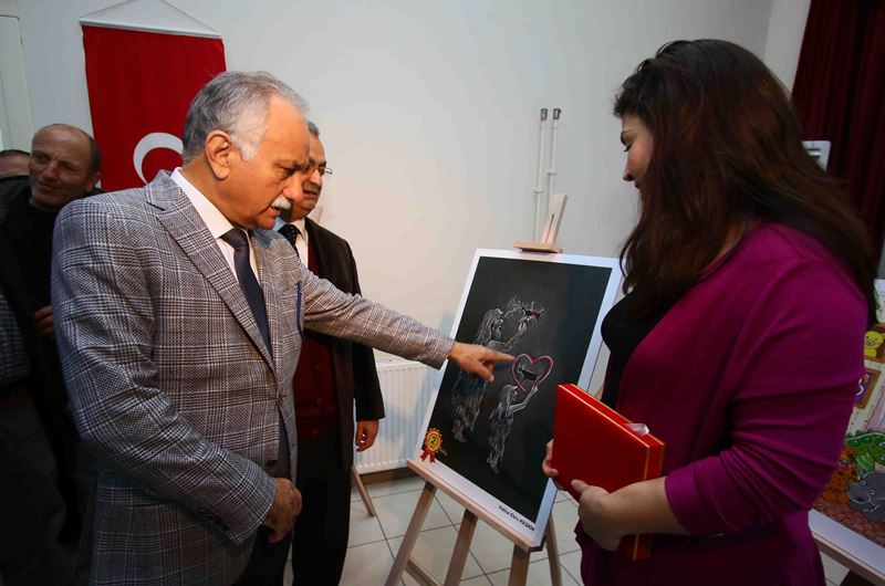 Bayraklı'yı karikatürlerle anlattılar