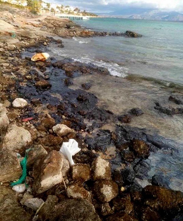 Sızan yakıt, Çeşme kıyılarını vurdu
