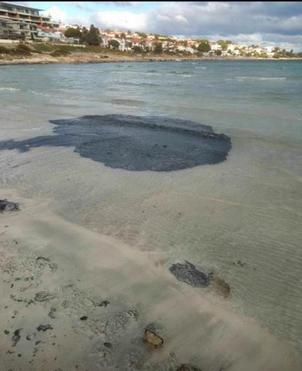 Sızan yakıt, Çeşme kıyılarını vurdu
