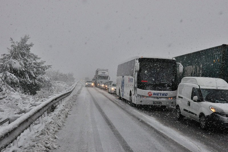 İzmir'de kar çileye dönüştü