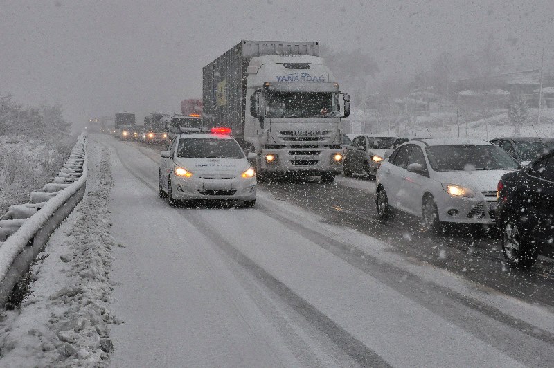 İzmir'de kar çileye dönüştü
