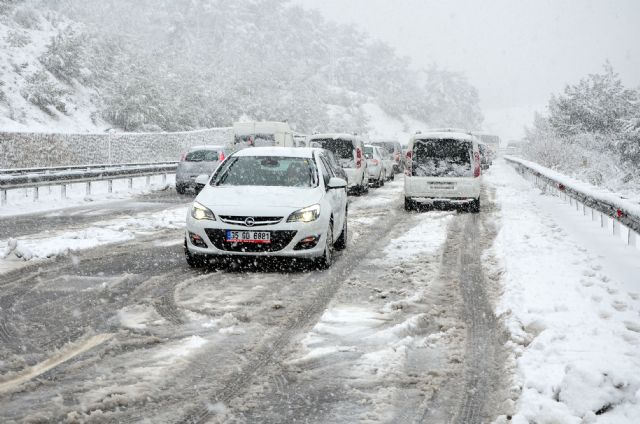 İzmir'de kar çileye dönüştü