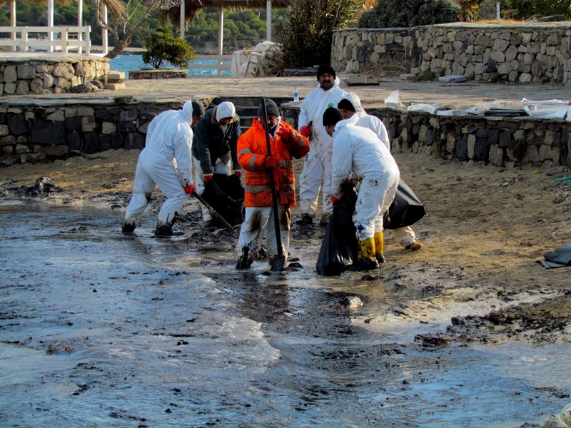 Çeşme kıyıları özel solüsyonla temizlenecek