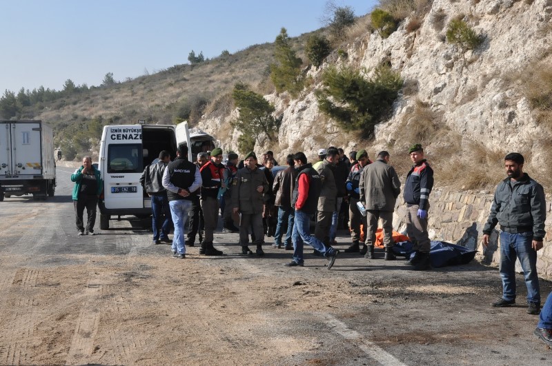 İzmir'de karşı şeride geçen araç ölüm saçtı