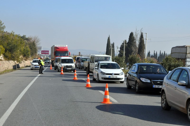 İzmir'de karşı şeride geçen araç ölüm saçtı
