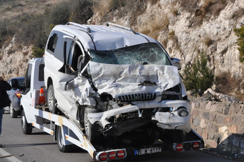 İzmir'de karşı şeride geçen araç ölüm saçtı