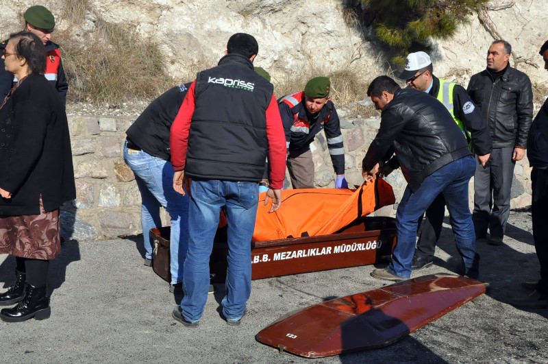 İzmir'de karşı şeride geçen araç ölüm saçtı
