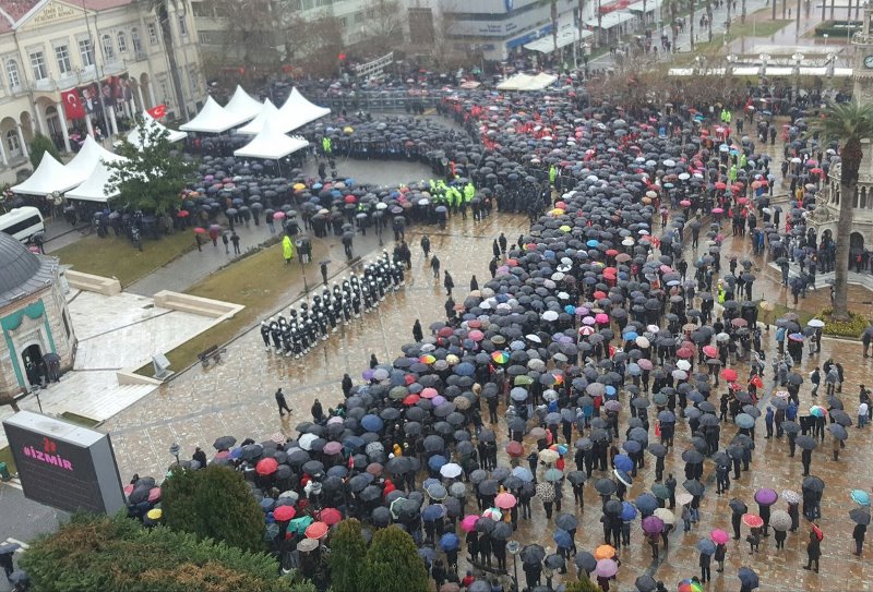İzmir şehitlerini uğurluyor