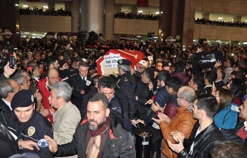 İzmir şehitlerini uğurluyor