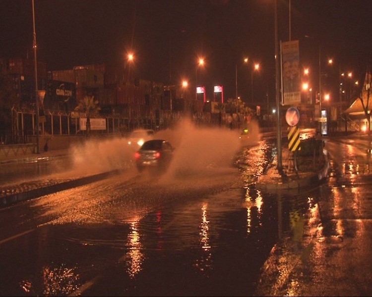 İzmir'de önce sağanak sonra kar!