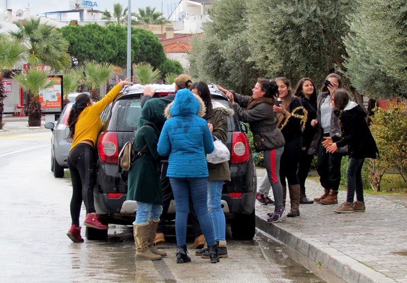 İzmir'de önce sağanak sonra kar!