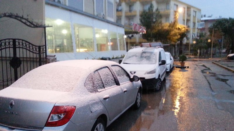 İzmir'de önce sağanak sonra kar!