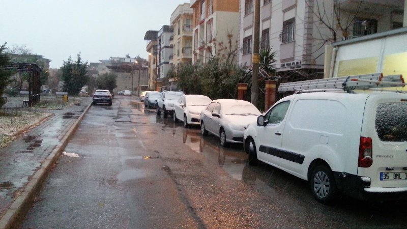 İzmir'de önce sağanak sonra kar!