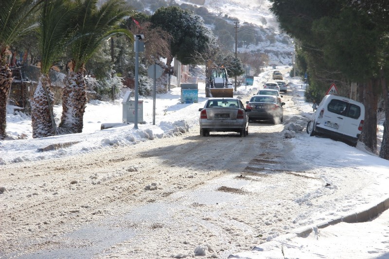 İzmir'de önce sağanak sonra kar!
