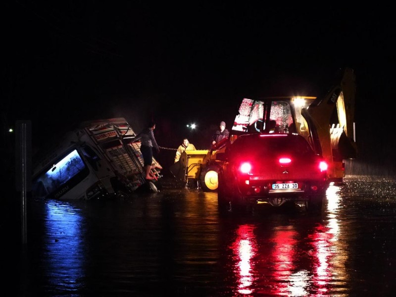 İzmir'de önce sağanak sonra kar!